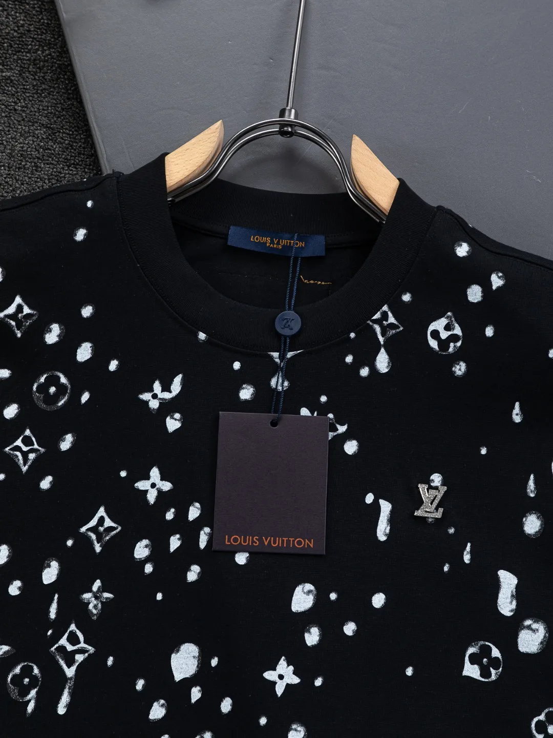 🅿️200 Louis Vuitton 1V LV lv slightly wide version S-XL LV 26ss new products are available at counters simultaneously. Multiple craftsmanship. Gold thread jacquard checkerboard letters on the chest🪡 embroidery. Round neck short-sleeved T-shirt, same style for men and women! Consigned to one-to-one creation. Synchronized with the official website, pure cotton fabrics at the counter! It is close to the skin and comfortable, durable and easy to wear. It has a classic and simple logo design and meticulous original craftsmanship. Short-sleeves, a must-have item for men, do not appear to be the same for the general public, but must be unique and eye-catching. This LV short-sleeve is all about quality, comfort, the same shape and fashion as always, including fabrics and cutting techniques. All of them have been made with great effort! 320 grams of washed pure cotton fabric, pure cotton is breathable, very refreshing and comfortable for daily wear. The rib knitting on the neckline is smooth and tight, and the neckline will not be skewed if you toss it at will. The loose version, you will find that it looks really good on the upper body. The overall is minimalist and neat, super versatile for daily use! Pair it casually with a pair of pants for a youthful look. A T-shirt will make your outfit crazy. It is a fashionable item that can never go wrong! Color: Black White Size: S-XL Size chart: S: Shoulder width 50-Bust 56-Length 70 M: Shoulder width 52-Bust 57-Length 72 L: Shoulder width 54-Bust 59-Length 74 XL: Shoulder width 56-Bust 62-Length 76